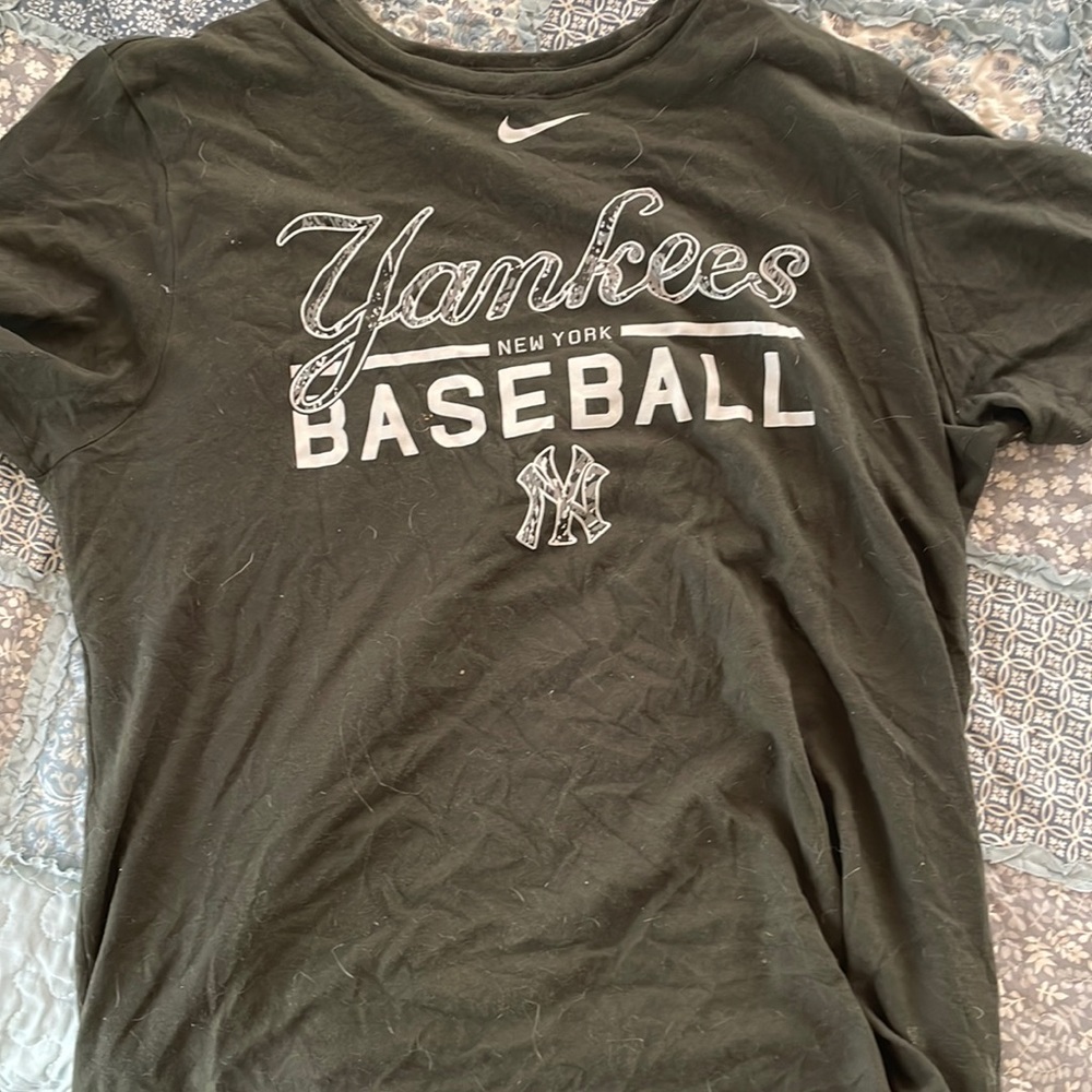 Womens XL New York Yankees tee-shirt, Camo letterprint, barely worn!